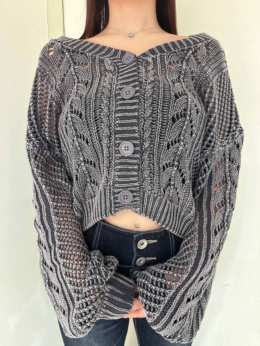 ブルー系のデニムパンツ、ブルー系のニット/セーター、ブラック系のサンダルを着用したレディースの春コーディネートの7枚目の写真