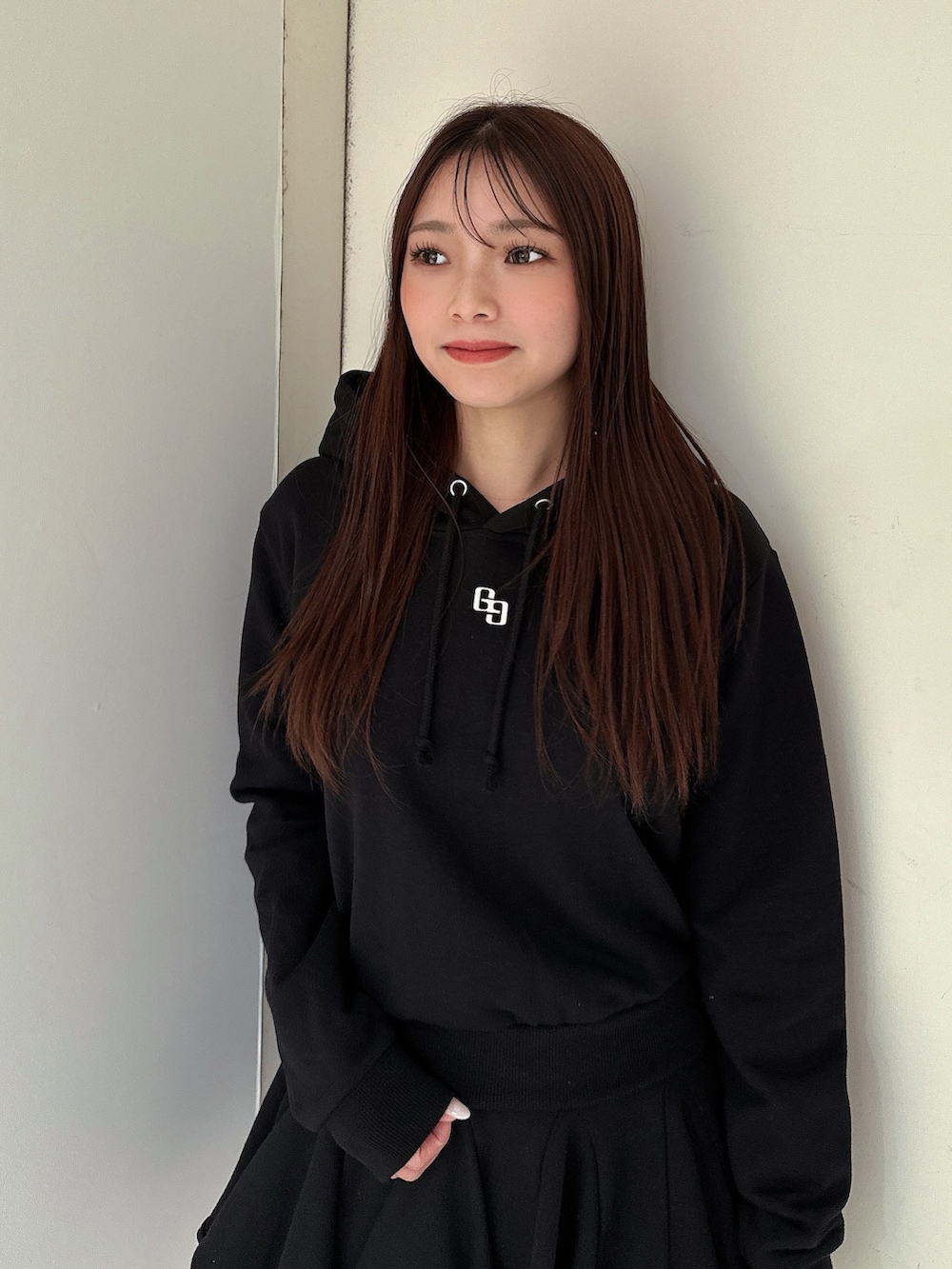 ブラック系のブーツ、ブラック系のワンピースを着用したレディースの冬コーディネートの4枚目の写真