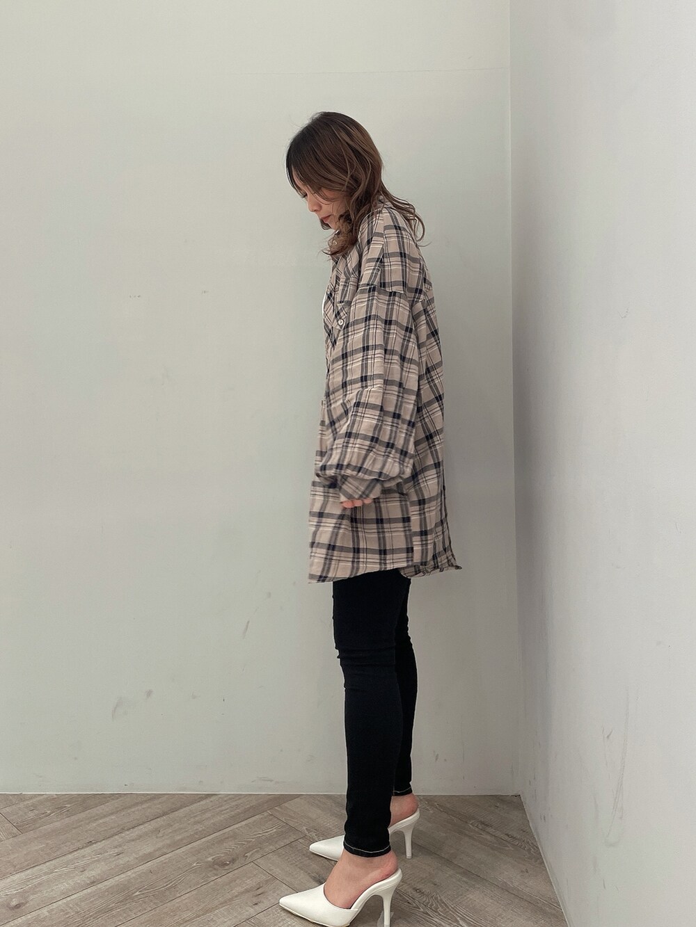 ベージュ系のシャツ/ブラウス、ホワイト系のTシャツ/カットソー、ブラック系のデニムパンツを着用したレディースの春コーディネートの2枚目の写真