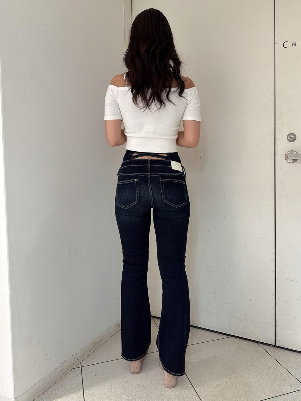 ホワイト系のTシャツ/カットソー、ブルー系のデニムパンツ、ホワイト系のサンダルを着用したレディースの春コーディネートの3枚目の写真