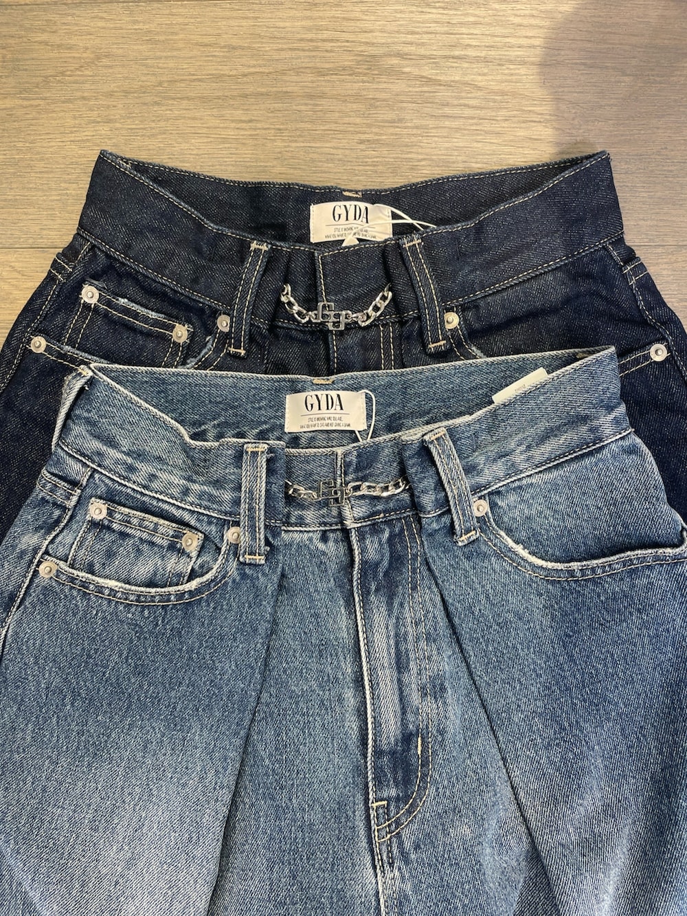 ブラック系のキャミソール、ホワイト系のパーカー、グリーン系のダウンジャケット/コートを着用したレディースの秋コーディネートの5枚目の写真