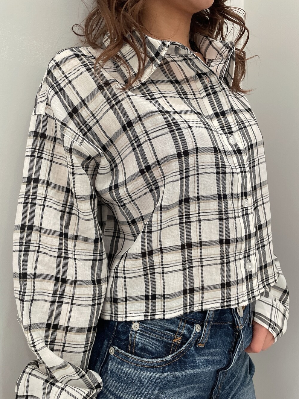 ホワイト系のシャツ/ブラウス、ブルー系のデニムパンツ、ブラック系のハンドバッグを着用したレディースの春コーディネートの5枚目の写真