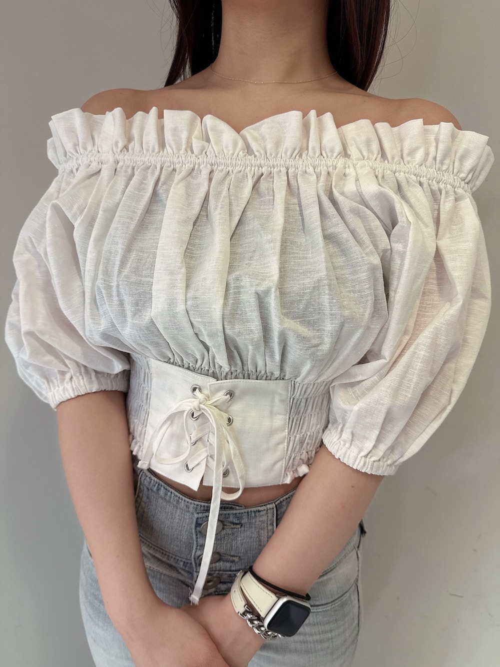 ブルー系のデニムパンツ、ホワイト系のシャツ/ブラウス、ホワイト系のサンダルを着用したレディースの春コーディネートの7枚目の写真