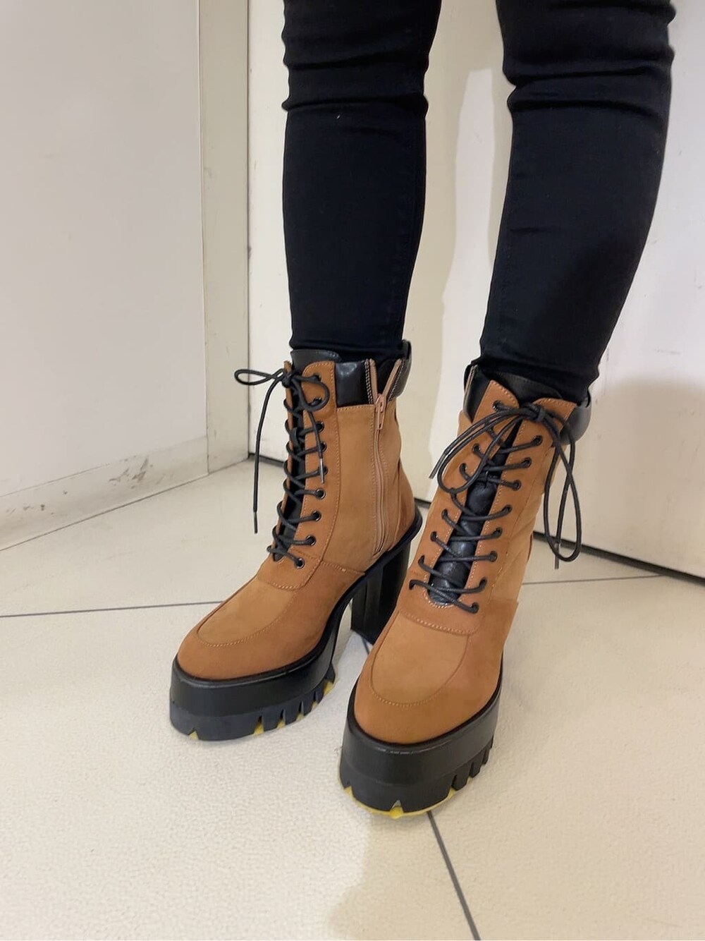 ブラック系のデニムパンツ、ブラック系のデニムパンツ、ホワイト系のブルゾンを着用したレディースの秋コーディネートの6枚目の写真