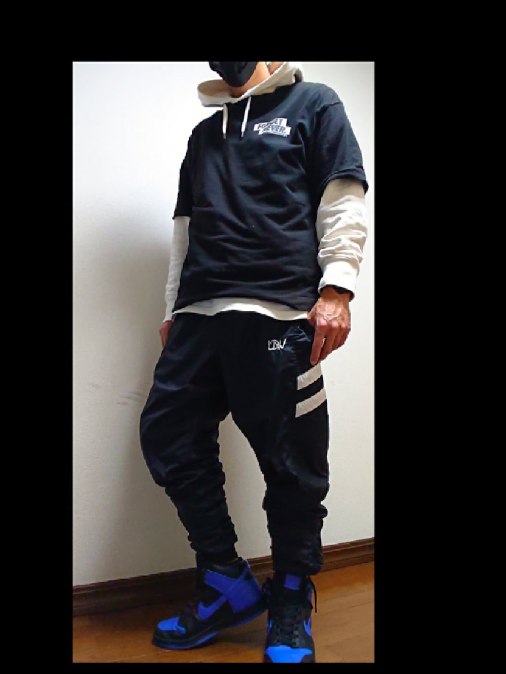 ホワイト系のTシャツ/カットソー、グリーン系のその他パンツ、ホワイト系のスニーカーを着用したメンズの冬コーディネートの2枚目の写真