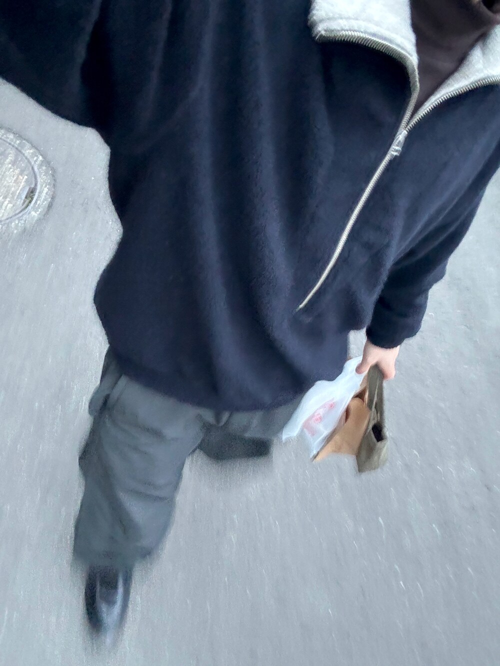 ブラック系のドレスシューズ、グレー系のカーゴパンツ、ブルー系のニット/セーターを着用したメンズの冬コーディネートの2枚目の写真