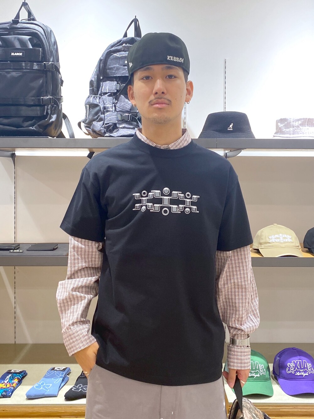ブラウン系のシャツ/ブラウス、ブラック系のTシャツ/カットソー、ブラック系のキャップを着用したメンズの夏コーディネートの2枚目の写真
