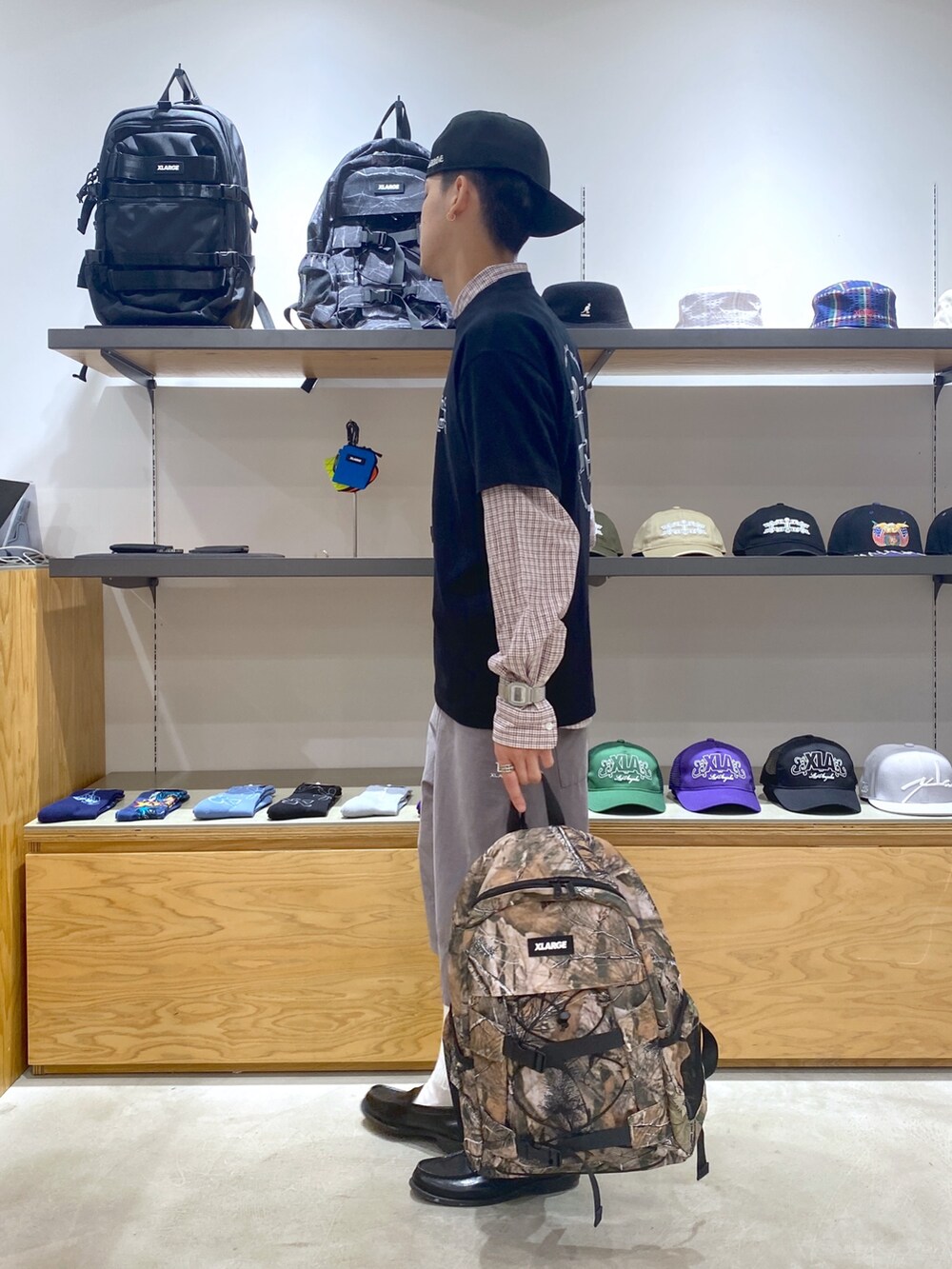 ブラウン系のシャツ/ブラウス、ブラック系のTシャツ/カットソー、ブラック系のキャップを着用したメンズの夏コーディネートの6枚目の写真