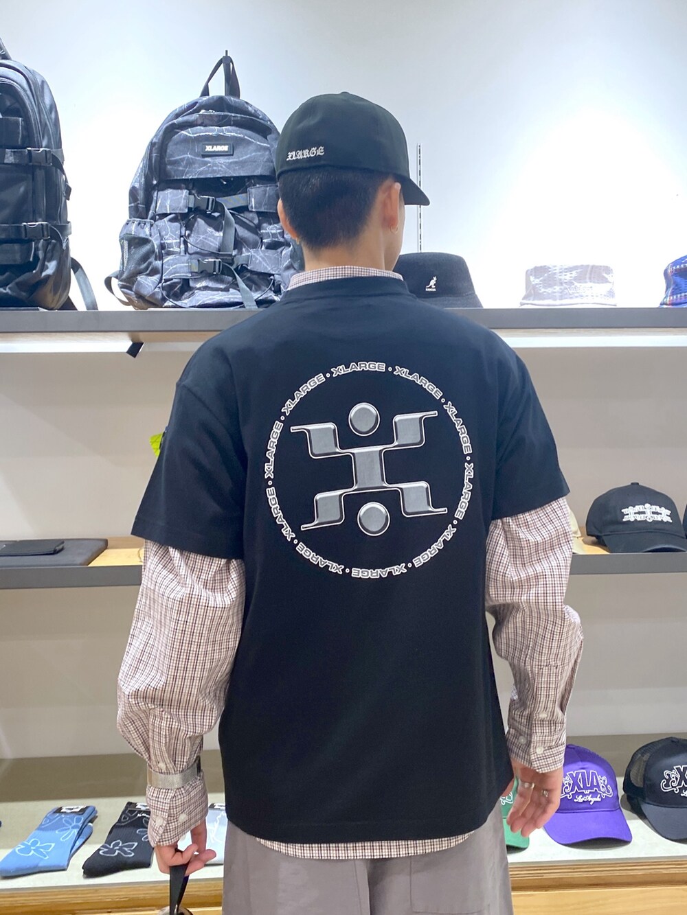 ブラウン系のシャツ/ブラウス、ブラック系のTシャツ/カットソー、ブラック系のキャップを着用したメンズの夏コーディネートの4枚目の写真