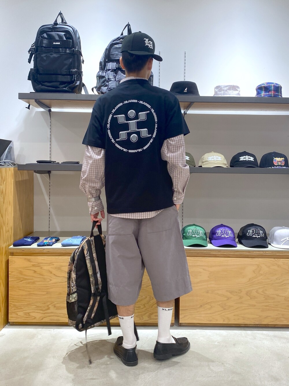 ブラウン系のシャツ/ブラウス、ブラック系のTシャツ/カットソー、ブラック系のキャップを着用したメンズの夏コーディネートの7枚目の写真