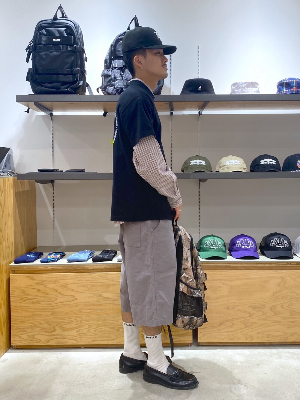 ブラウン系のシャツ/ブラウス、ブラック系のTシャツ/カットソー、ブラック系のキャップを着用したメンズの夏コーディネートの8枚目の写真