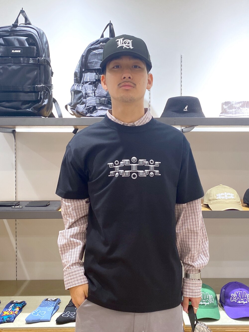 ブラウン系のシャツ/ブラウス、ブラック系のTシャツ/カットソー、ブラック系のキャップを着用したメンズの夏コーディネートの3枚目の写真