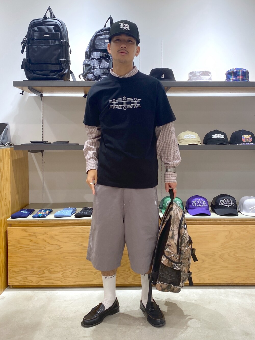 ブラウン系のシャツ/ブラウス、ブラック系のTシャツ/カットソー、ブラック系のキャップを着用したメンズの夏コーディネートの5枚目の写真