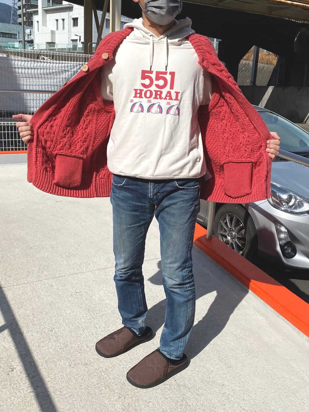 ピンク系のカーディガン/ボレロ、ブルー系のデニムパンツ、ホワイト系のパーカーを着用したメンズの冬コーディネートの2枚目の写真