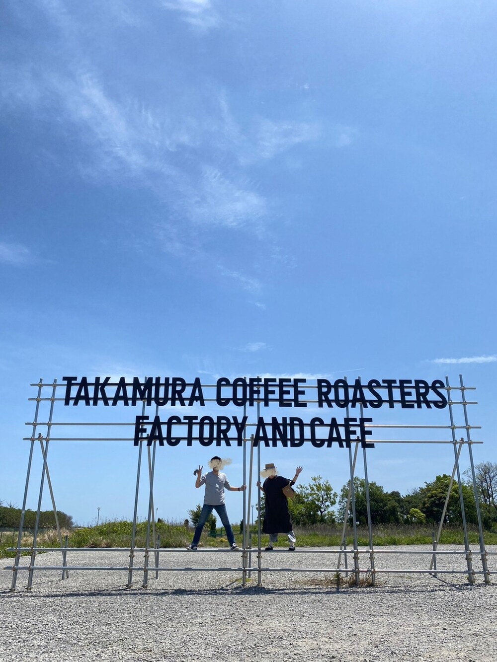 グレー系のTシャツ/カットソー、ブルー系のデニムパンツ、ブラウン系のスリッポンを着用したメンズの春コーディネートの2枚目の写真