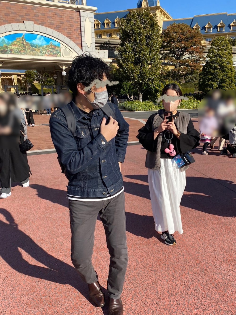 グレー系のその他パンツ、ブルー系のブルゾン、その他のTシャツ/カットソーを着用したメンズの冬コーディネートの2枚目の写真