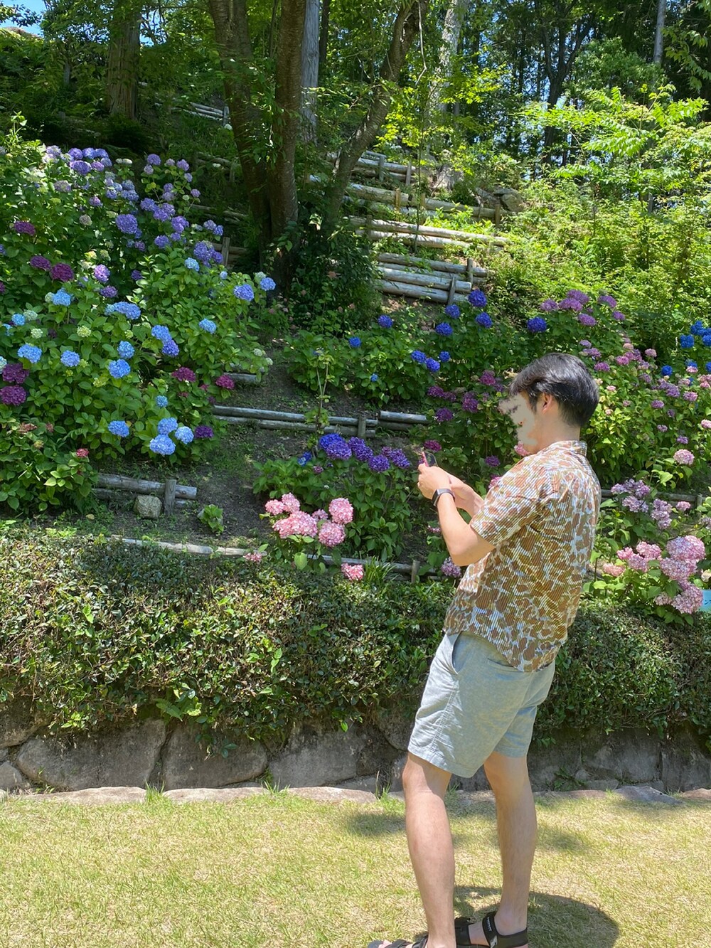 ブラウン系のシャツ/ブラウス、グレー系のパンツを着用したメンズの夏コーディネートの2枚目の写真