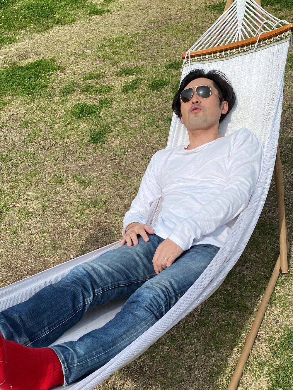 ホワイト系のトップス、ブルー系のデニムパンツ、ブルー系のシャツ/ブラウスを着用したメンズの春コーディネートの3枚目の写真