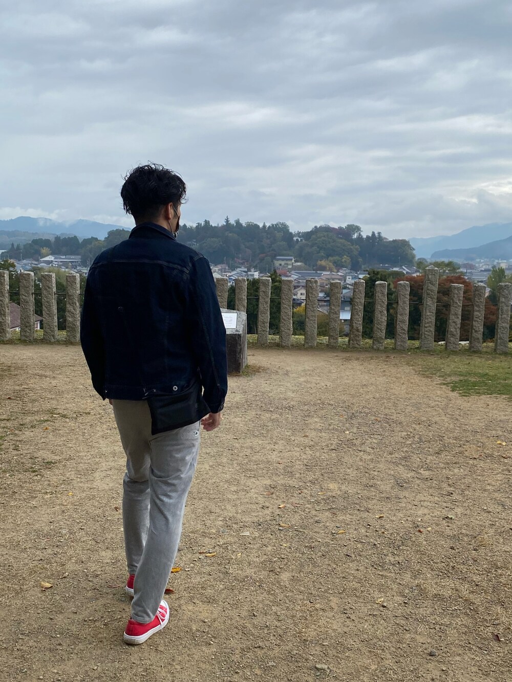 グレー系のその他パンツ、ブルー系のブルゾン、その他のTシャツ/カットソーを着用したメンズの秋コーディネートの3枚目の写真