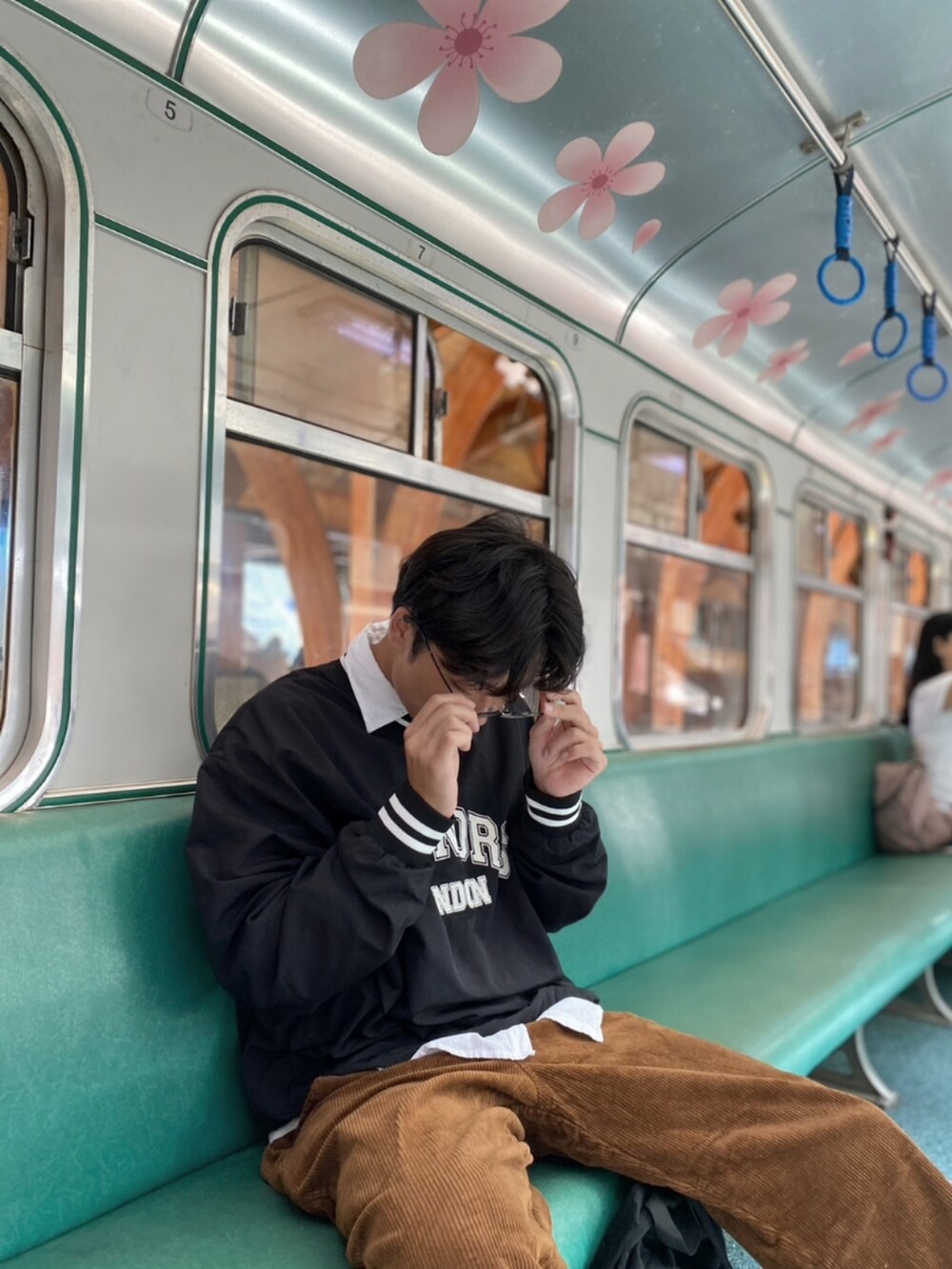 グレー系のスニーカーを着用したメンズの夏コーディネートの2枚目の写真