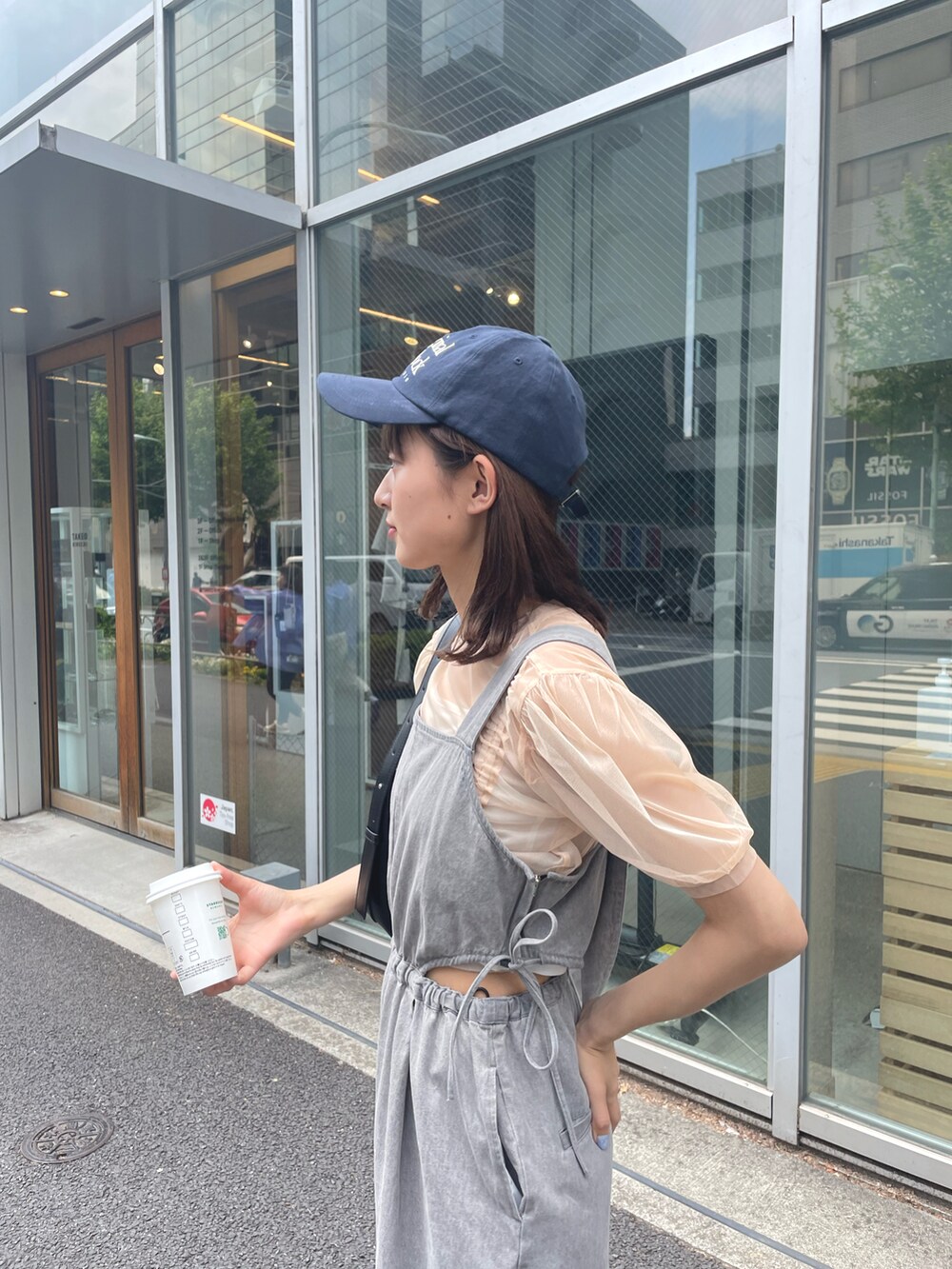 「大人カジュアル、夏コーデ、シンプル、おしゃれさんと繋がりたい、キレイめカジュアル、高身長コーデ、高身長女子」｜「Kastaneの【新色追加/サイズ展開あり】カットアウトシャーリングデニムサロペット（サロペット/オーバーオール、グレー系）」を使った、帆乃花さん（レディース・166cm）の春コーディネートの5枚目の写真