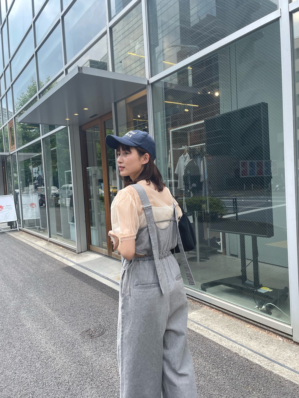 「大人カジュアル、夏コーデ、シンプル、おしゃれさんと繋がりたい、キレイめカジュアル、高身長コーデ、高身長女子」｜「Kastaneの【新色追加/サイズ展開あり】カットアウトシャーリングデニムサロペット（サロペット/オーバーオール、グレー系）」を使った、帆乃花さん（レディース・166cm）の春コーディネートの3枚目の写真