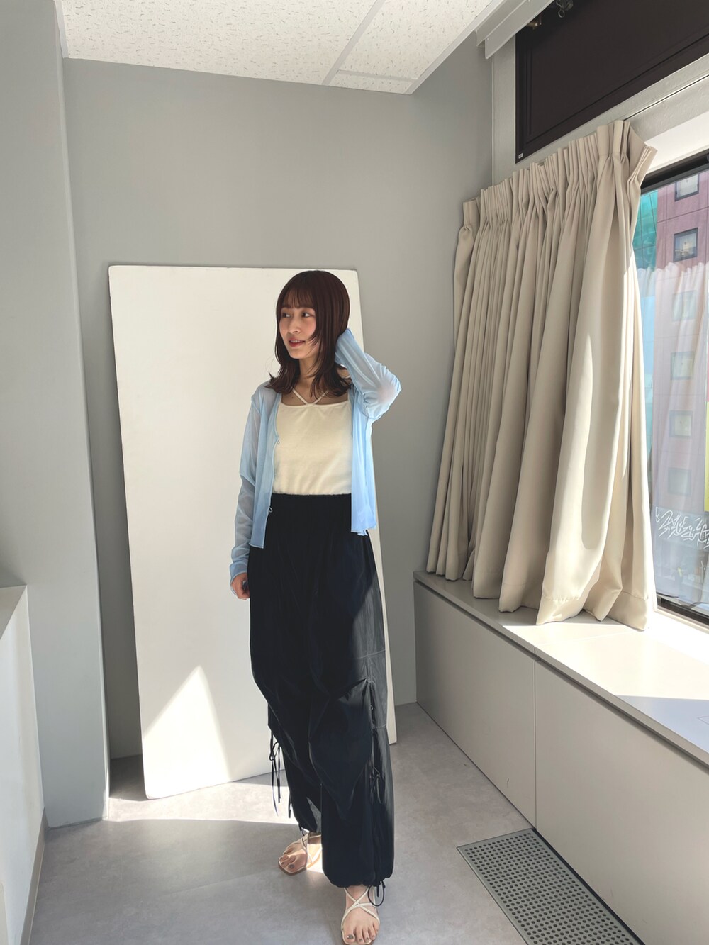 「春夏コーデ、シンプルコーデ、大人かわいい、パンツスタイル、休日スタイル、春色、カジュアルスタイル、ブルー、シアー、カーゴパンツ」｜「Kastaneの【2023SSカタログ掲載アイテム】グラデーションシアー2WAYカーディガン（カーディガン/ボレロ、ブルー系）」を使った、帆乃花さん（レディース・166cm）の春コーディネートの2枚目の写真