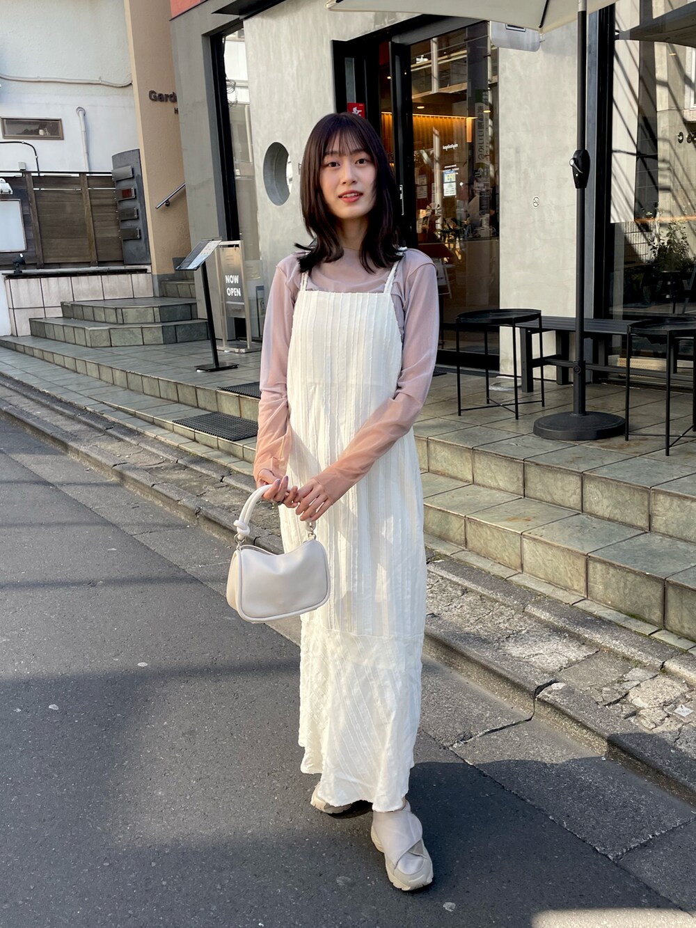 「ほめられ本命コーデ、きれいめカジュアル、春カラー、お洒落さんとつながりたい、春、スカートスタイル、高身長コーデ、カジュアルガーリー、ホワイトコーデ、ワンピース、Kastane、kastane_ootd、カスタネ、白ワンピース、シアーインナー」｜「Kastaneの【2/12(日)0:00発売/サイズ展開あり/低身長サイズあり】ストライプジャガードキャミワンピース（ワンピース、ホワイト系）」を使った、帆乃花さん（レディース・166cm）の冬コーディネートの5枚目の写真
