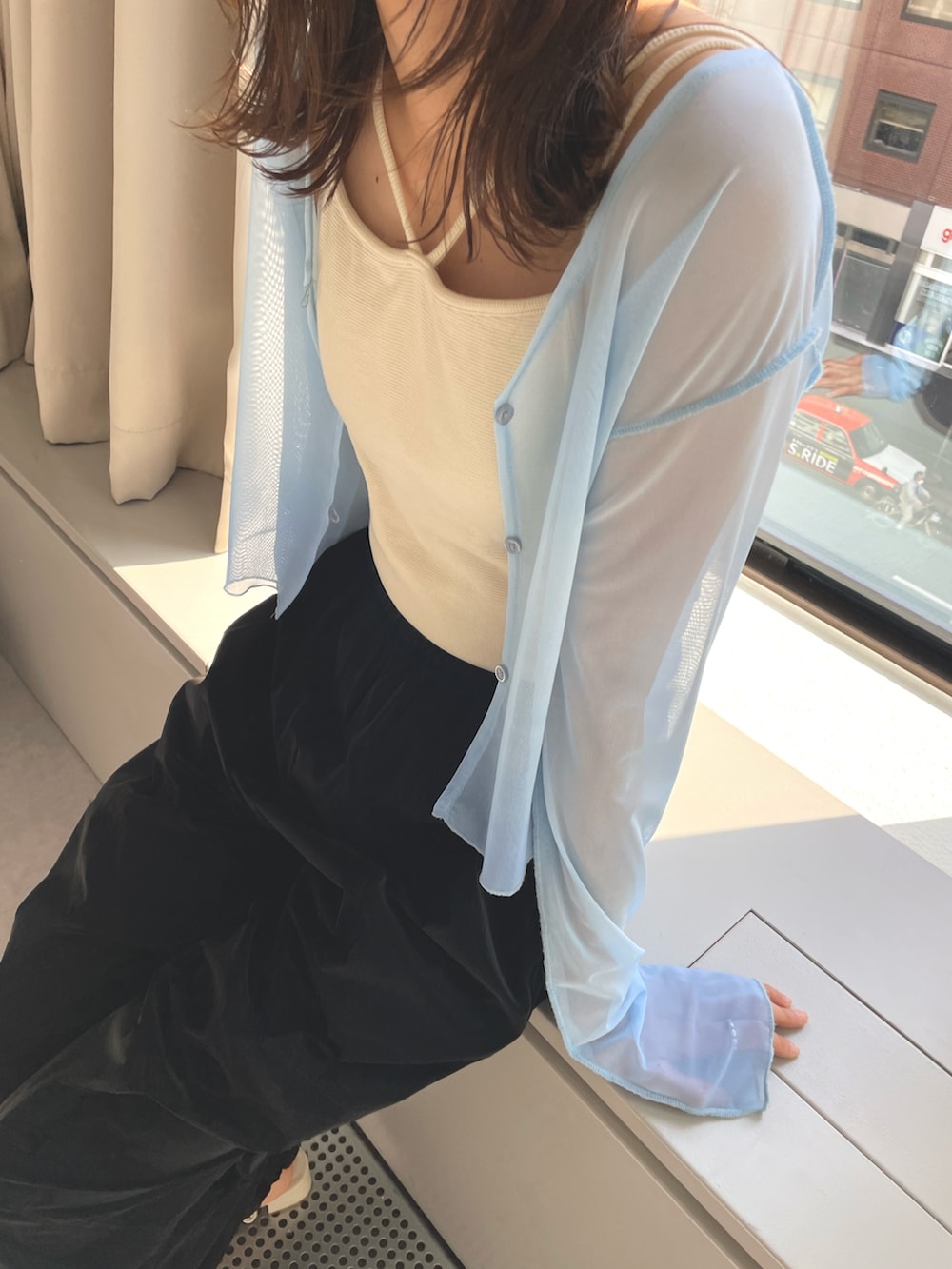 「春夏コーデ、シンプルコーデ、大人かわいい、パンツスタイル、休日スタイル、春色、カジュアルスタイル、ブルー、シアー、カーゴパンツ」｜「Kastaneの【2023SSカタログ掲載アイテム】グラデーションシアー2WAYカーディガン（カーディガン/ボレロ、ブルー系）」を使った、帆乃花さん（レディース・166cm）の春コーディネートの5枚目の写真