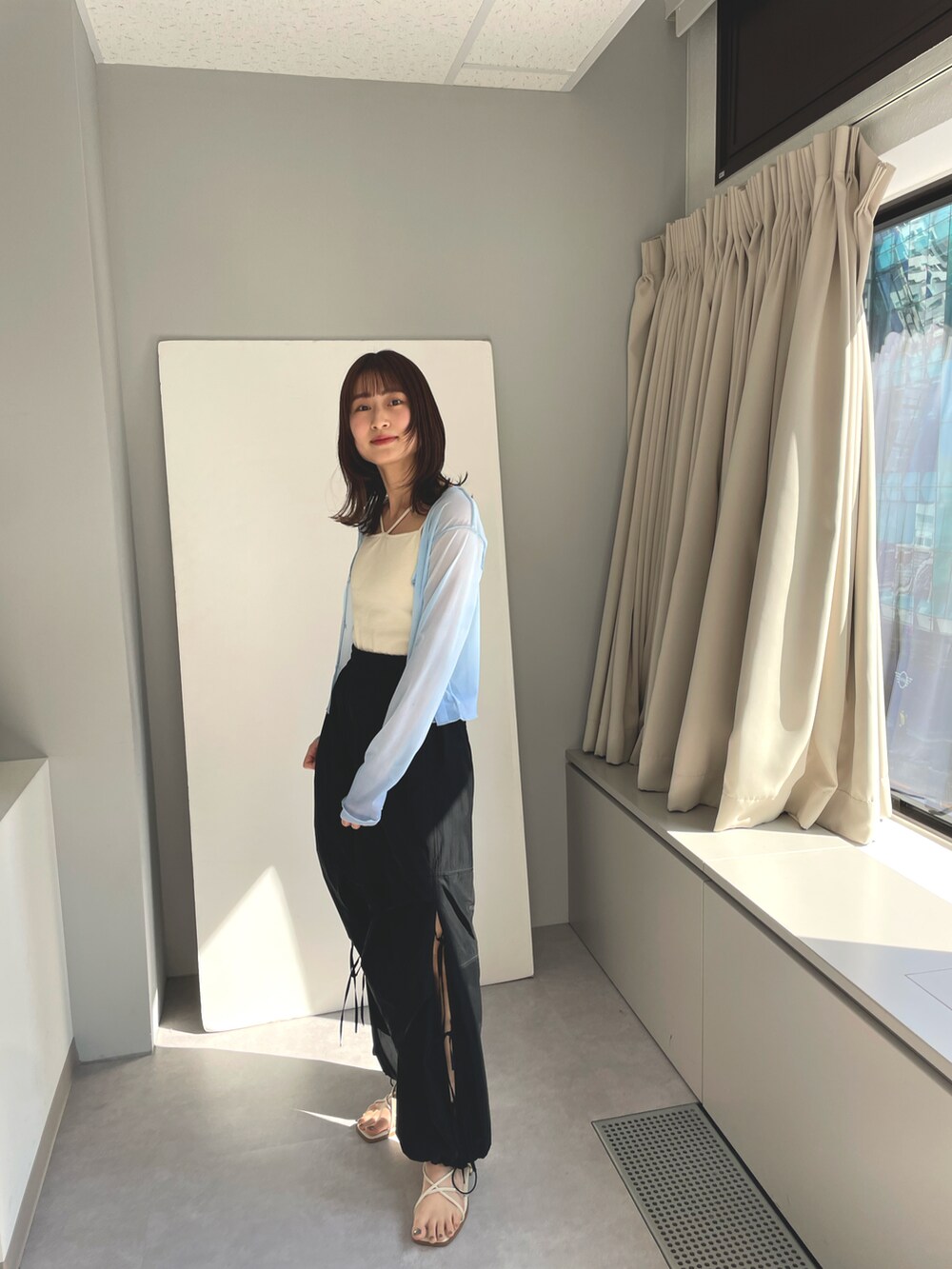 「春夏コーデ、シンプルコーデ、大人かわいい、パンツスタイル、休日スタイル、春色、カジュアルスタイル、ブルー、シアー、カーゴパンツ」｜「Kastaneの【2023SSカタログ掲載アイテム】グラデーションシアー2WAYカーディガン（カーディガン/ボレロ、ブルー系）」を使った、帆乃花さん（レディース・166cm）の春コーディネートの3枚目の写真