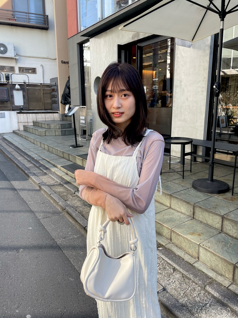 「ほめられ本命コーデ、きれいめカジュアル、春カラー、お洒落さんとつながりたい、春、スカートスタイル、高身長コーデ、カジュアルガーリー、ホワイトコーデ、ワンピース、Kastane、kastane_ootd、カスタネ、白ワンピース、シアーインナー」｜「Kastaneの【2/12(日)0:00発売/サイズ展開あり/低身長サイズあり】ストライプジャガードキャミワンピース（ワンピース、ホワイト系）」を使った、帆乃花さん（レディース・166cm）の冬コーディネートの4枚目の写真