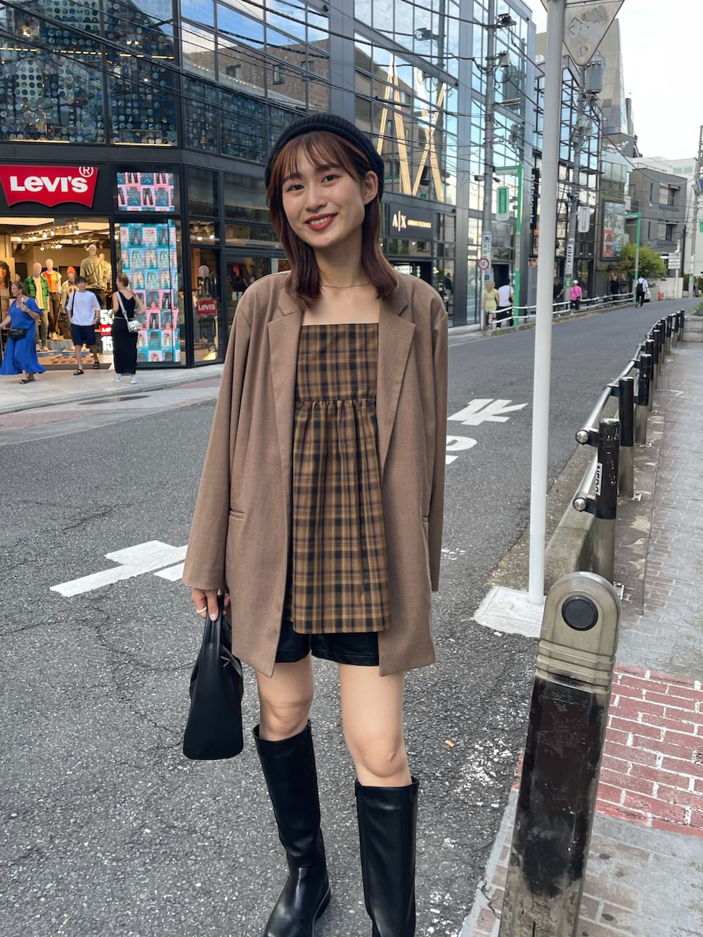 「休日スタイル、カジュアルコーデ、秋先取りコーデ、秋冬コーデ、秋服準備始めました、Kastane、高身長女子コーデ」｜「Kastaneの【8.17(木)12：00発売/2023AWアイテム】チェックキャミビスチェ（キャミソール、ブラウン系）」を使った、帆乃花さん（レディース・166cm）の夏コーディネートの5枚目の写真