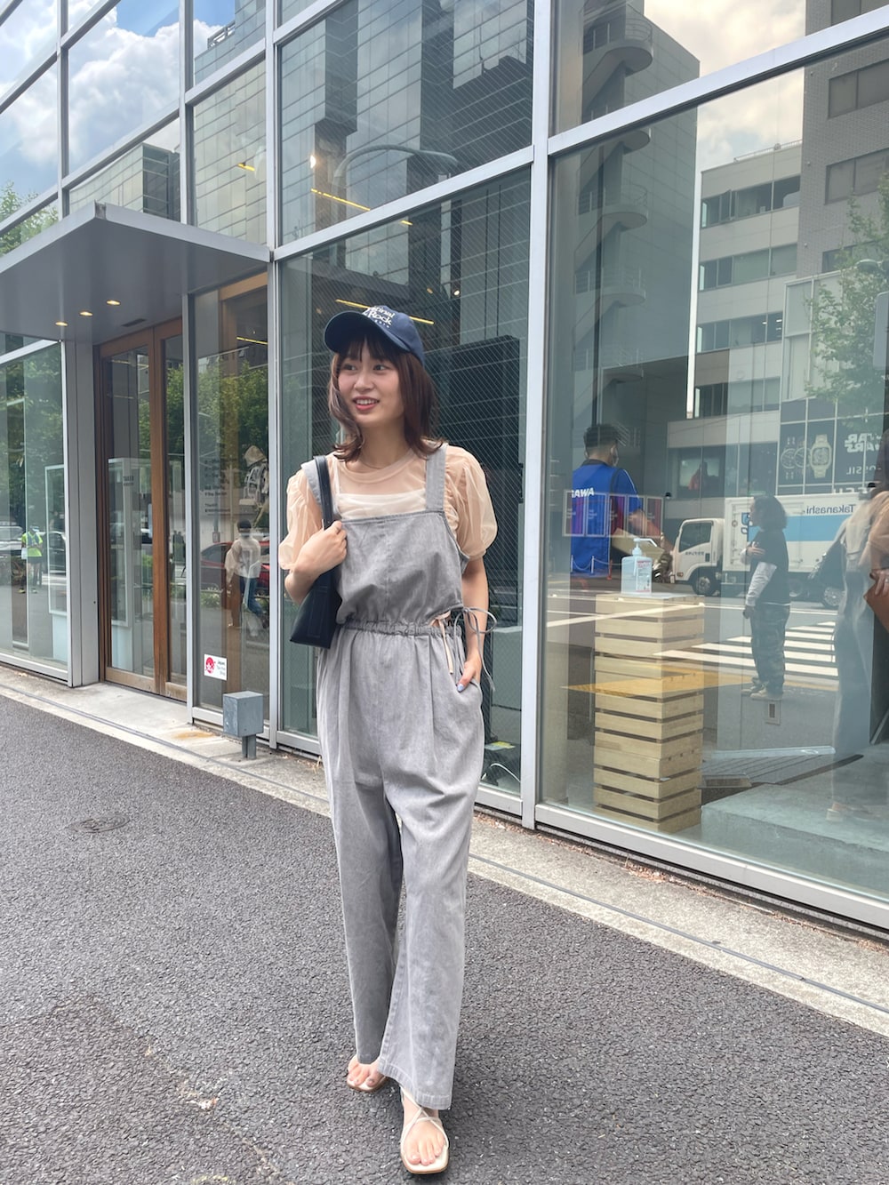 「大人カジュアル、夏コーデ、シンプル、おしゃれさんと繋がりたい、キレイめカジュアル、高身長コーデ、高身長女子」｜「Kastaneの【新色追加/サイズ展開あり】カットアウトシャーリングデニムサロペット（サロペット/オーバーオール、グレー系）」を使った、帆乃花さん（レディース・166cm）の春コーディネートの2枚目の写真