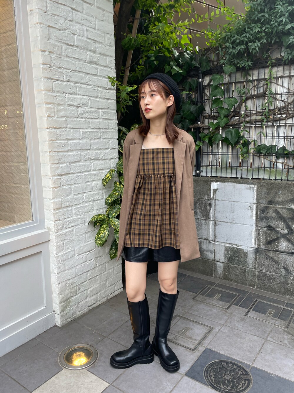 「休日スタイル、カジュアルコーデ、秋先取りコーデ、秋冬コーデ、秋服準備始めました、Kastane、高身長女子コーデ」｜「Kastaneの【8.17(木)12：00発売/2023AWアイテム】チェックキャミビスチェ（キャミソール、ブラウン系）」を使った、帆乃花さん（レディース・166cm）の夏コーディネートの3枚目の写真