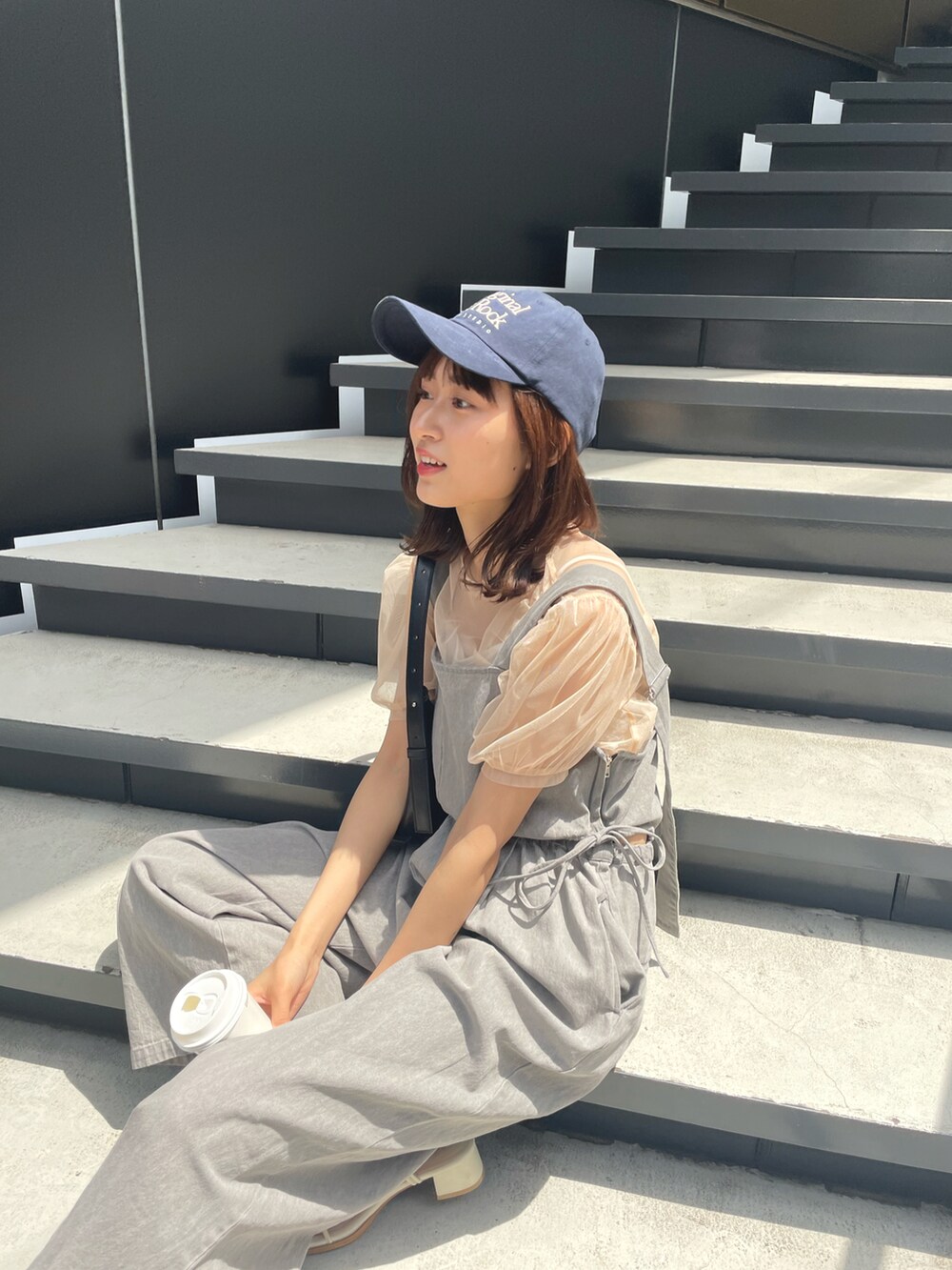「大人カジュアル、夏コーデ、シンプル、おしゃれさんと繋がりたい、キレイめカジュアル、高身長コーデ、高身長女子」｜「Kastaneの【新色追加/サイズ展開あり】カットアウトシャーリングデニムサロペット（サロペット/オーバーオール、グレー系）」を使った、帆乃花さん（レディース・166cm）の春コーディネートの4枚目の写真