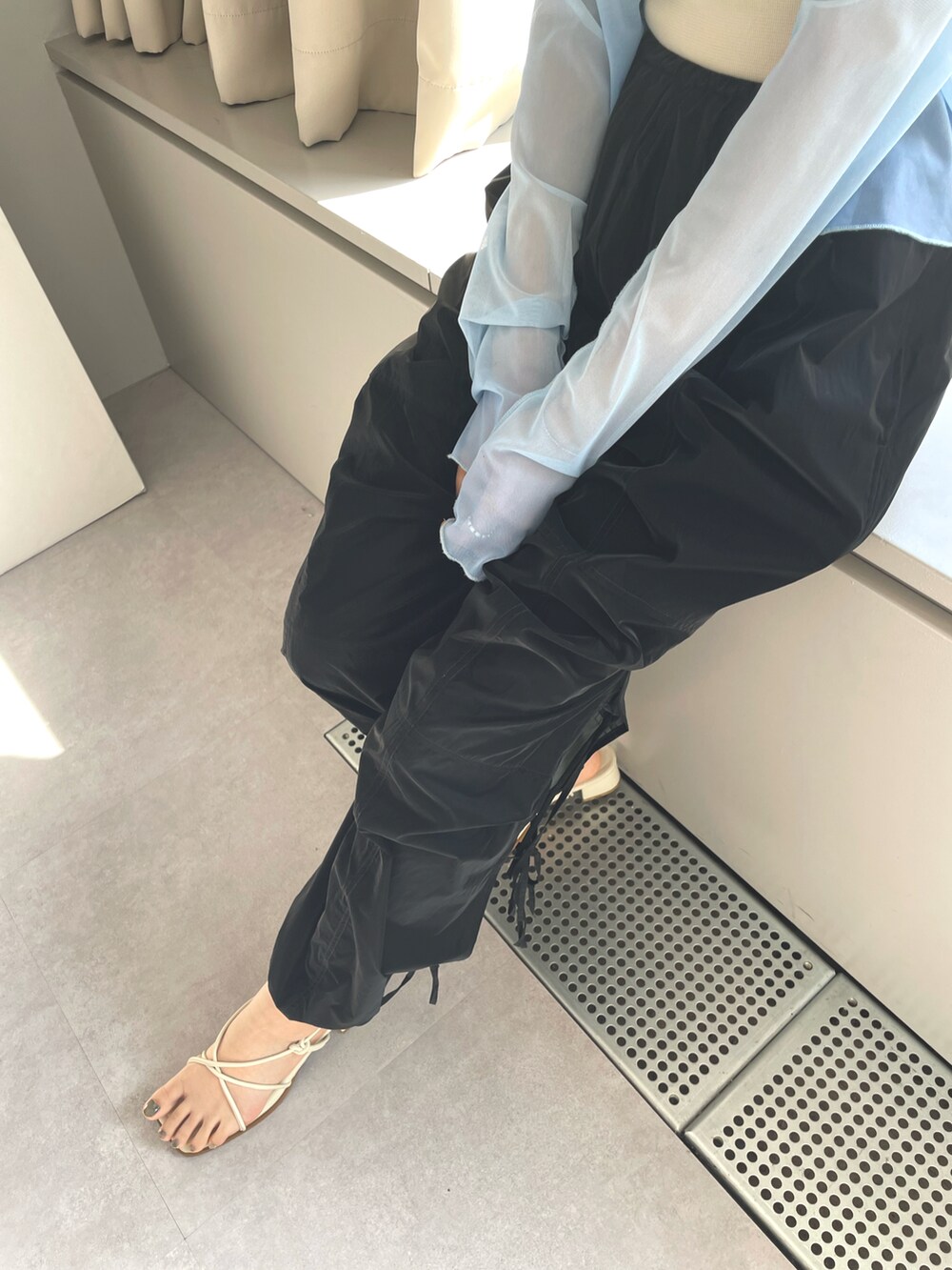 「春夏コーデ、シンプルコーデ、大人かわいい、パンツスタイル、休日スタイル、春色、カジュアルスタイル、ブルー、シアー、カーゴパンツ」｜「Kastaneの【2023SSカタログ掲載アイテム】グラデーションシアー2WAYカーディガン（カーディガン/ボレロ、ブルー系）」を使った、帆乃花さん（レディース・166cm）の春コーディネートの4枚目の写真