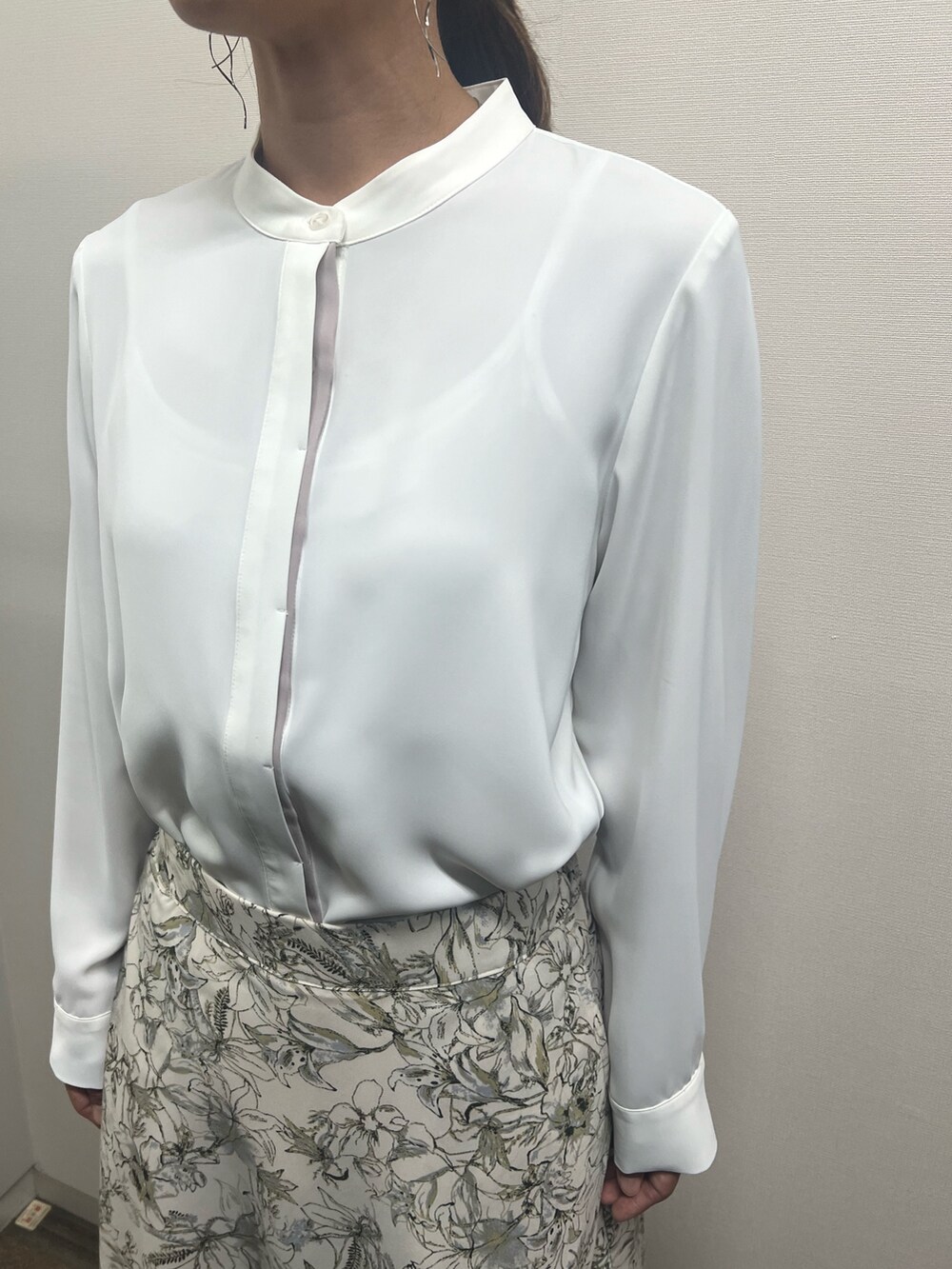 ホワイト系のスーツスカート、ホワイト系のシャツ/ブラウスを着用したレディースの夏コーディネートの3枚目の写真