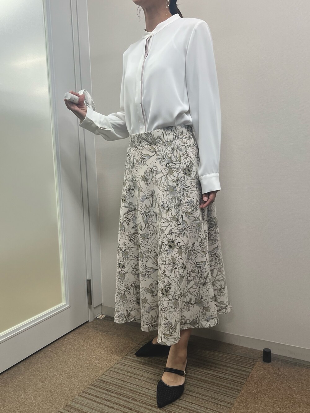 ホワイト系のスーツスカート、ホワイト系のシャツ/ブラウスを着用したレディースの夏コーディネートの2枚目の写真