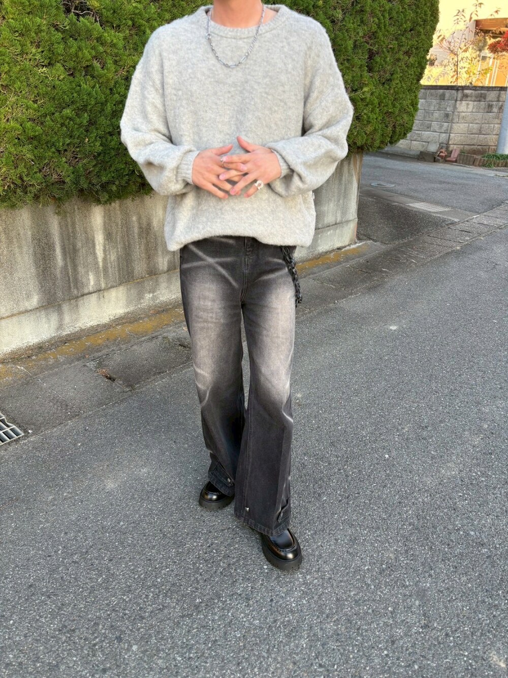 グレー系のニット/セーター、ブラック系のダウンジャケット/コート、ブラック系のその他パンツを着用したメンズの秋コーディネートの3枚目の写真