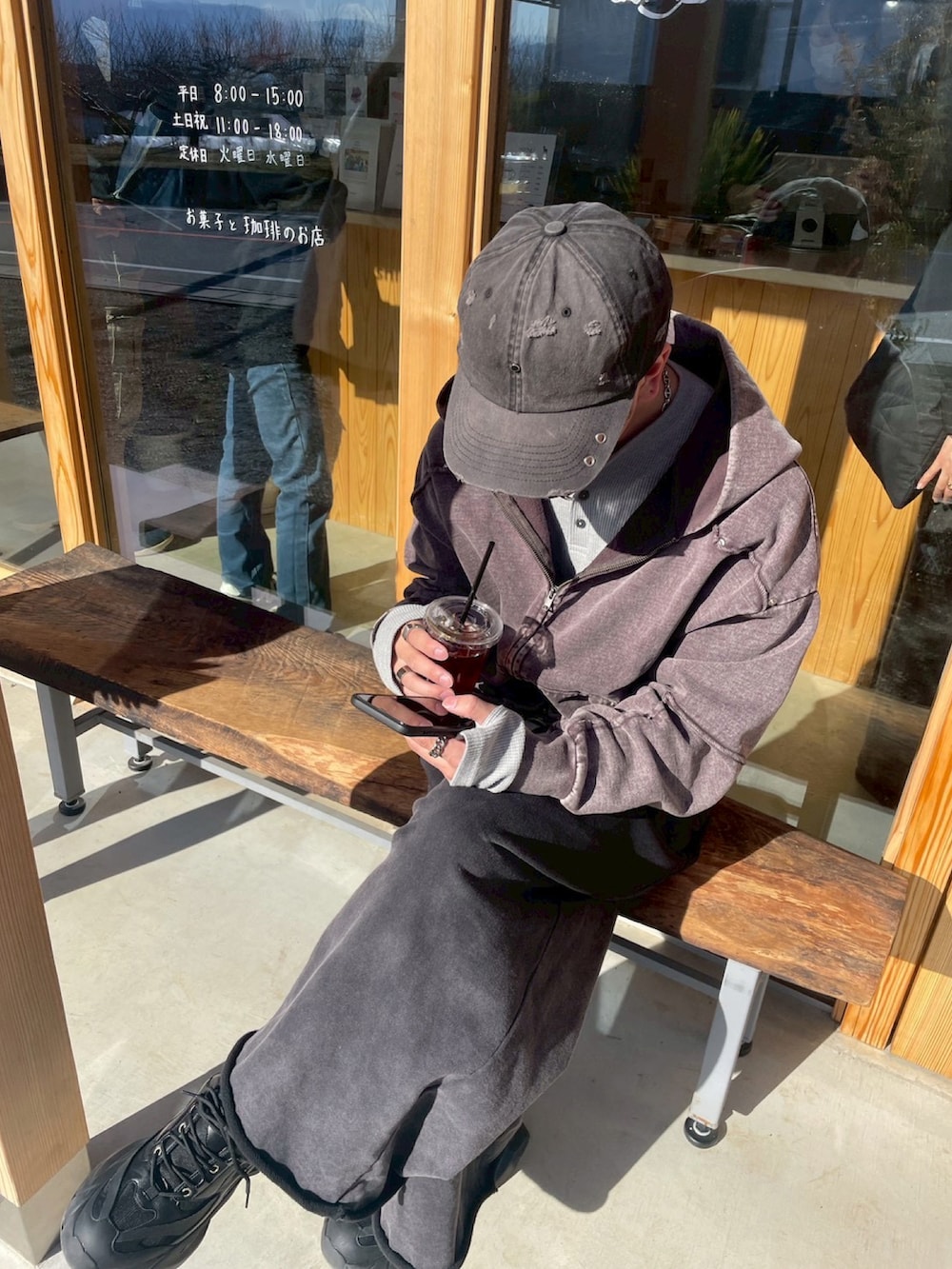 ブラウン系のパーカー、グレー系のTシャツ/カットソー、ブラック系のスウェットパンツを着用したメンズの冬コーディネートの2枚目の写真