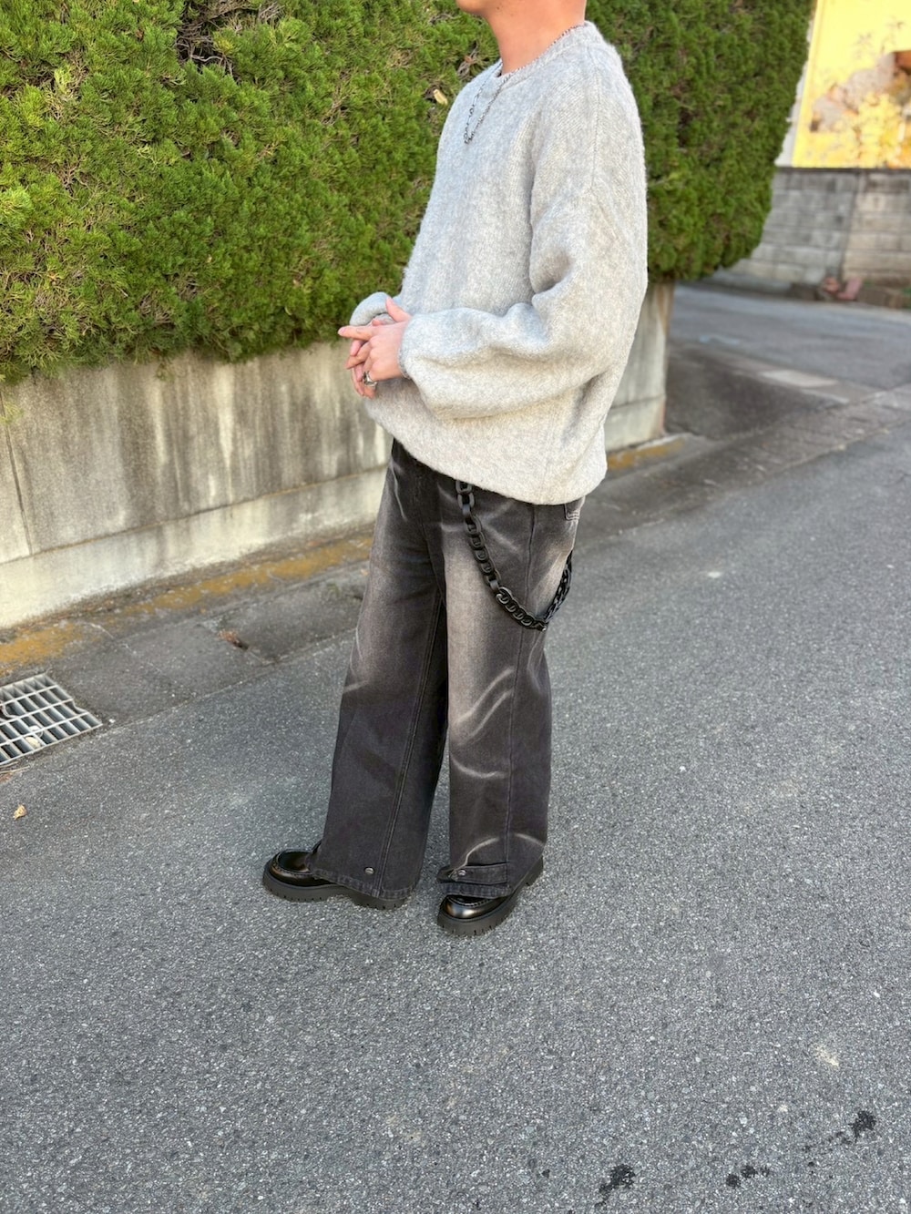 グレー系のニット/セーター、ブラック系のダウンジャケット/コート、ブラック系のその他パンツを着用したメンズの秋コーディネートの4枚目の写真