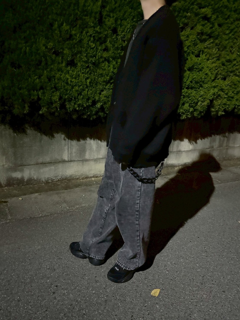 ブラック系のTシャツ/カットソー、ブラック系のカーディガン/ボレロ、ブラック系のデニムパンツを着用したメンズの秋コーディネートの2枚目の写真