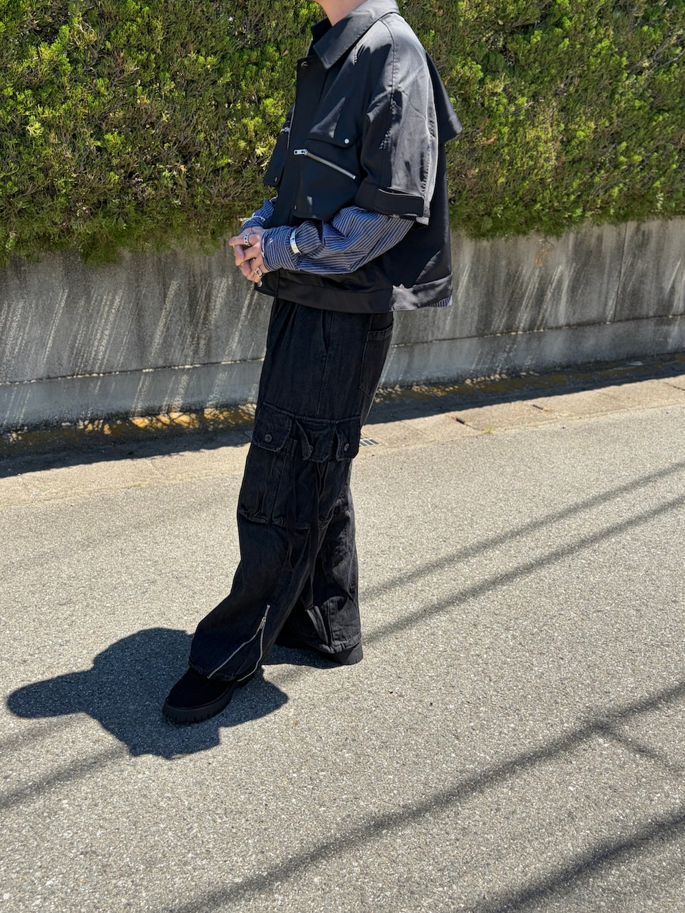 ブラック系のシャツ/ブラウス、ブラック系のシャツ/ブラウス、ブラック系のデニムパンツを着用したメンズの春コーディネートの2枚目の写真