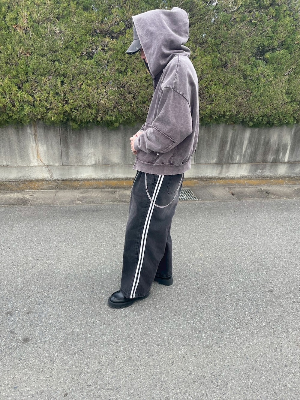 ブラック系のその他パンツ、ブラック系のローファー、ブラウン系のパーカーを着用したメンズの冬コーディネートの2枚目の写真