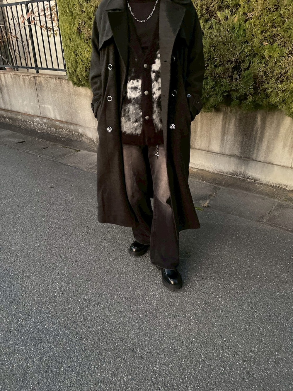 ブラック系のローファー、ブラック系のデニムパンツ、ブラック系のカーディガン/ボレロを着用したメンズの冬コーディネートの2枚目の写真