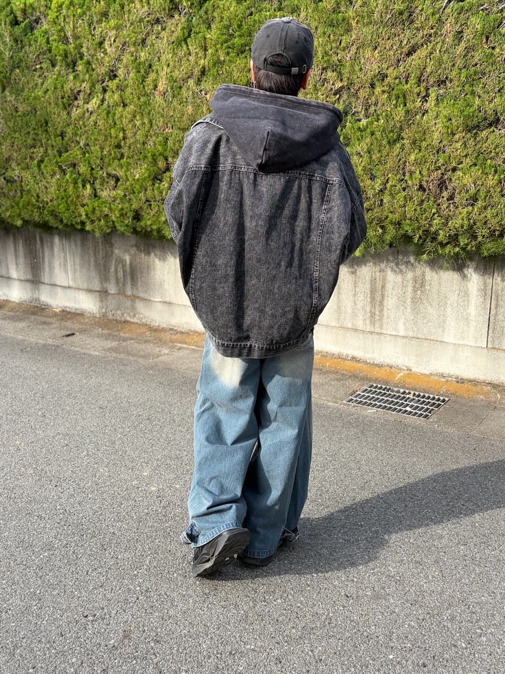ブラック系のタンクトップ、ブラック系のパーカー、ブラック系のデニムジャケットを着用したメンズの春コーディネートの2枚目の写真