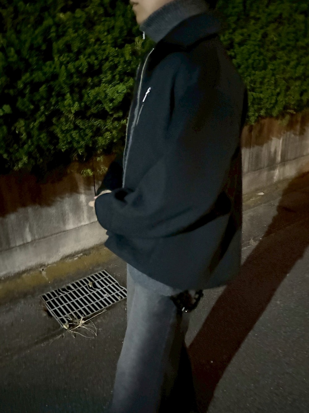 グレー系のニット/セーター、グレー系のブルゾン、ブラック系のブーツを着用したメンズの秋コーディネートの3枚目の写真