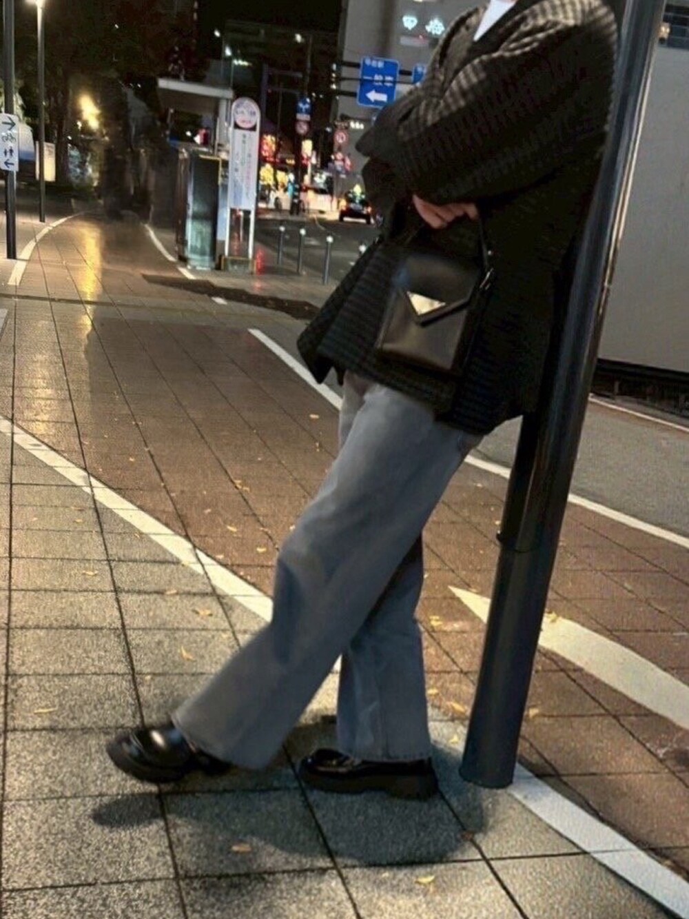 ブラック系のテーラードジャケット、グレー系のデニムパンツ、ブラック系のローファーを着用したメンズの秋コーディネートの3枚目の写真