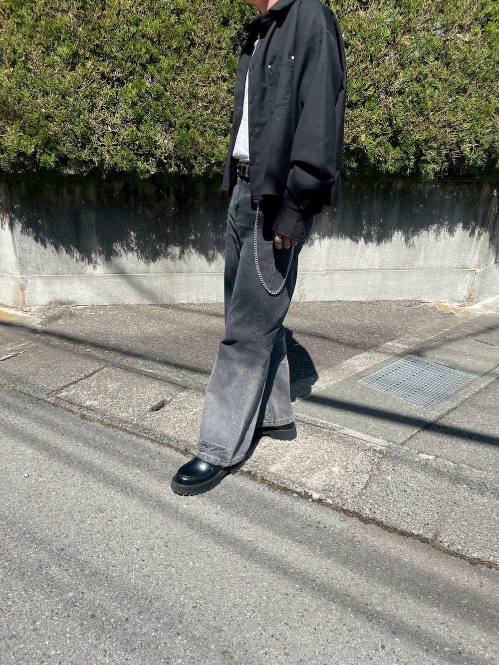 ブラック系のシャツ/ブラウス、グレー系のタンクトップ、ブラック系のその他パンツを着用したメンズの春コーディネートの2枚目の写真