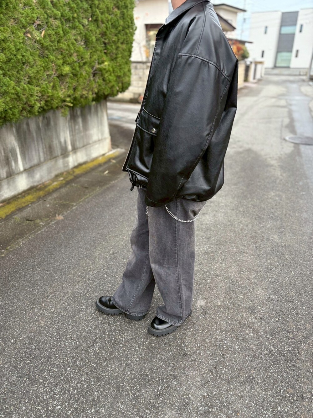 ブラック系のブルゾン、ブラック系のシャツ/ブラウス、ブラック系のデニムパンツを着用したメンズの冬コーディネートの2枚目の写真